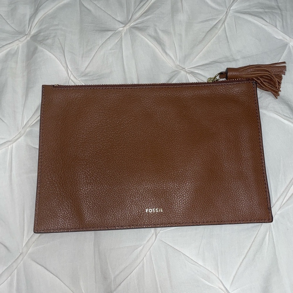 Fossil Tara Pouch. Medium brown